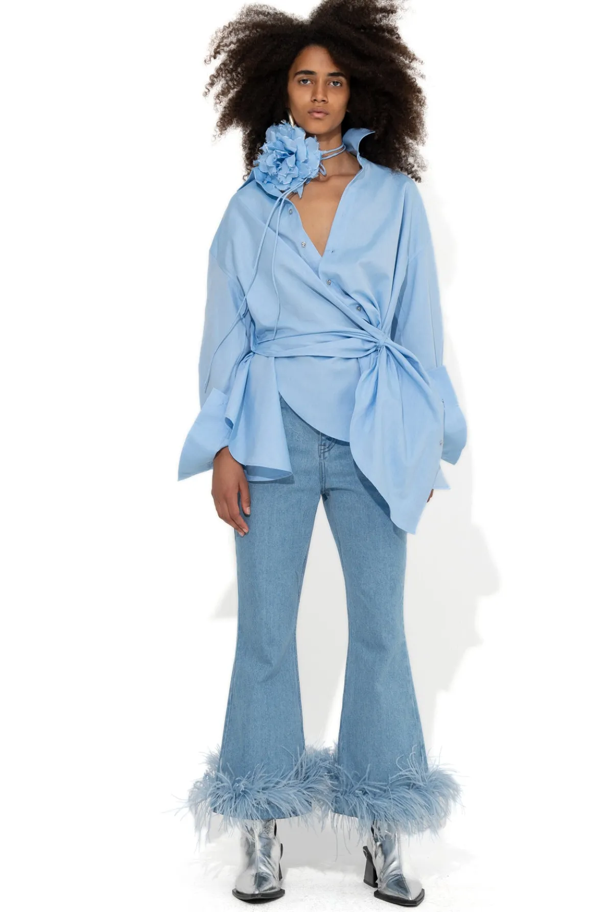 LIGHT BLUE FEATHER HEM CAPRI JEANS