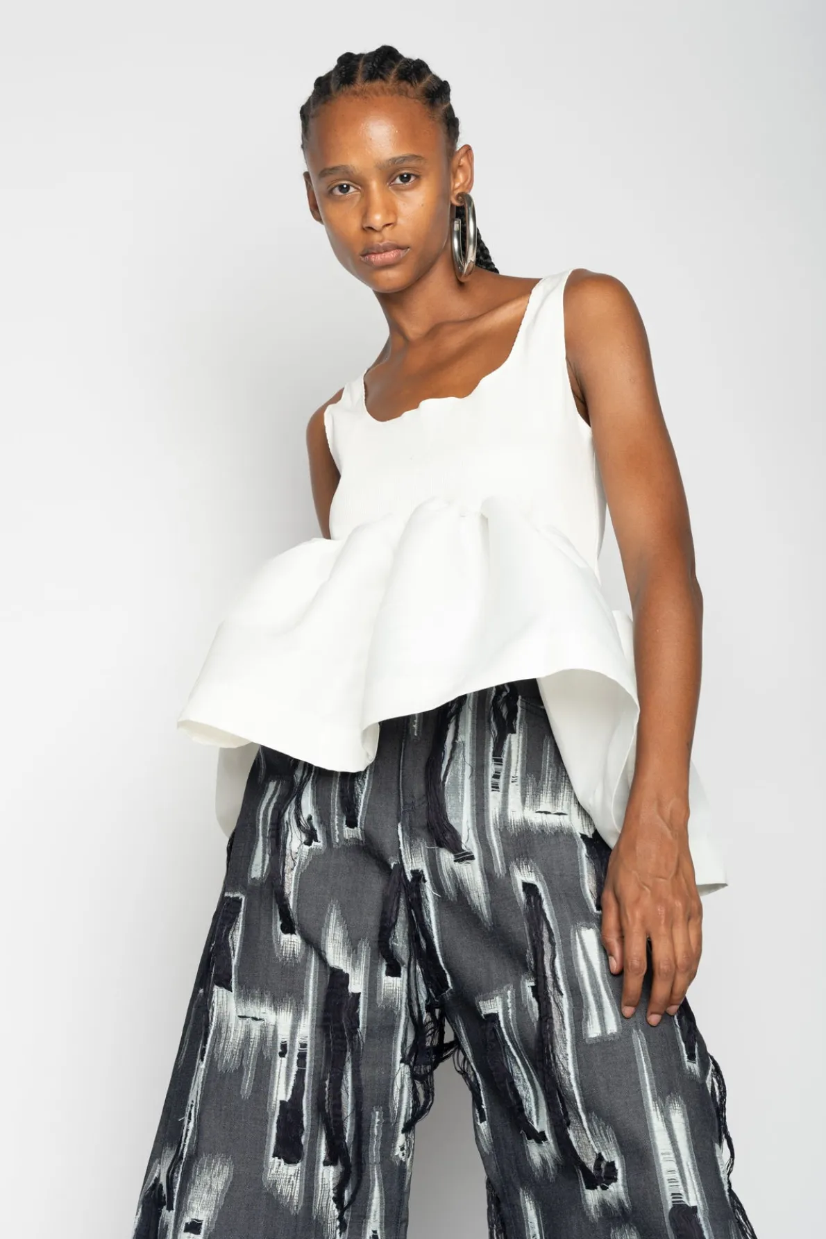 WHITE SLEEVELESS PUFF HEM TOP