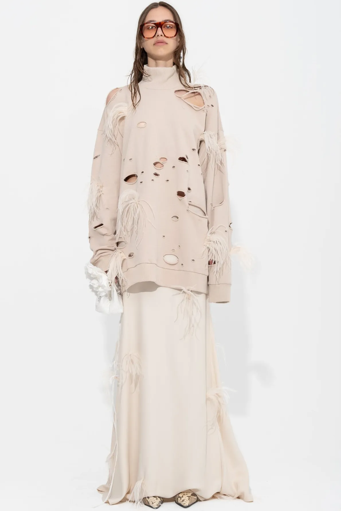 BEIGE DISTRESSED TURTLENECK WITH FEATHERS