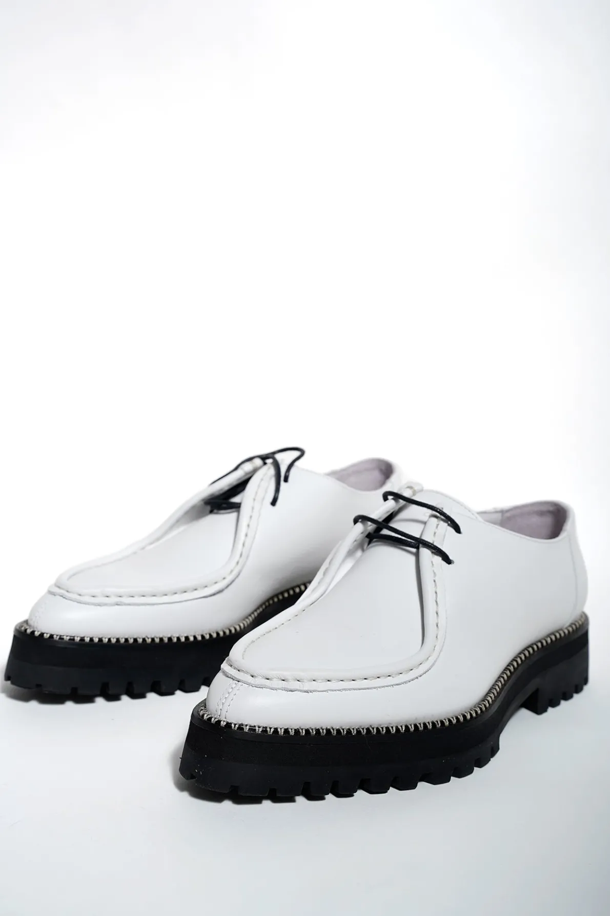 WHITE BROGUE W/ BLANKET STITCH