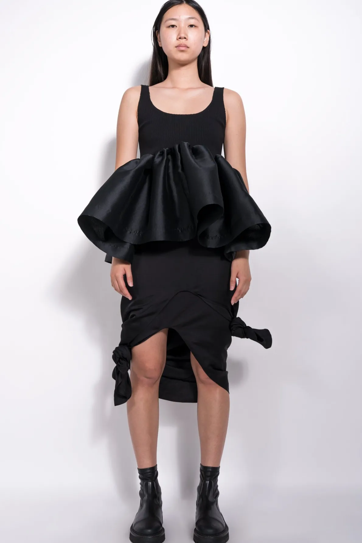 BLACK SLEEVELESS PUFF HEM TOP